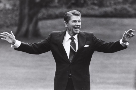 FILE PHOTO OF FORMER US PRESIDENT REAGAN WAVING FROM SOUTH LAWN OF WHITE HOUSE.